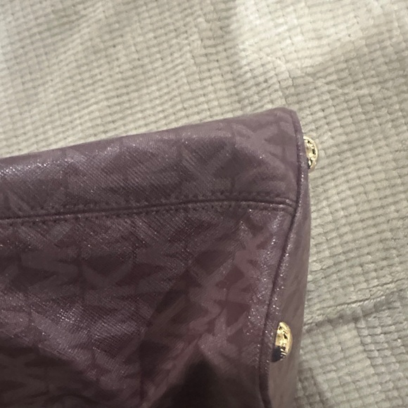 Michael Kors Burgundy Signature Tote. - Picture 7 of 8
